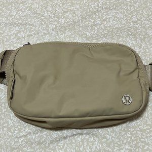 lululemon everywhere belt bag trench